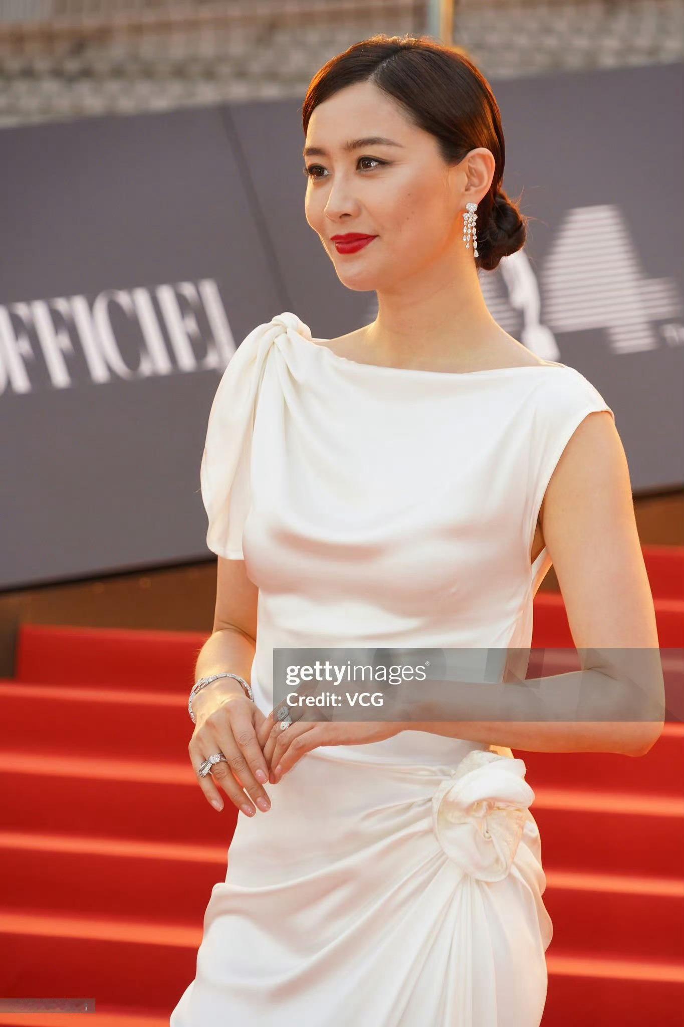 陈法拉 今晚 金像奖 红毯造型，身穿Chanel 2026春夏系列登场，丝滑的白