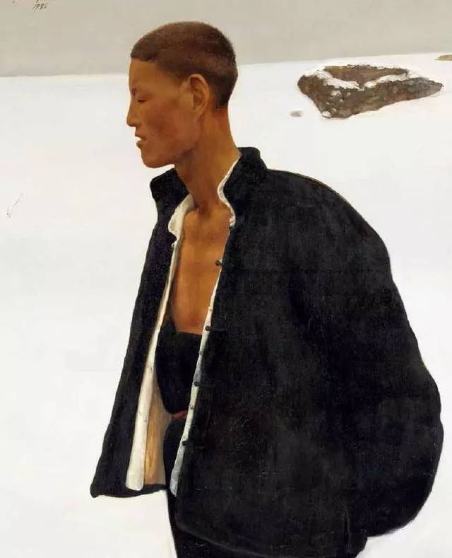 王沂东油画《暖冬》雪地中伫立着一位身着敞襟黑棉袄的北方青年，背景仅留残雪覆石的极