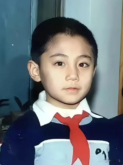 真没想到，这个五官分明的小家伙长大后竟然能成为顶呱呱的影视演员。他1米8几的个头