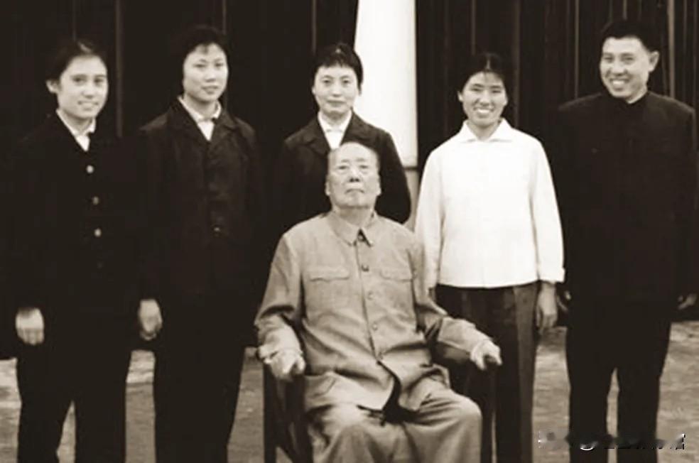 这是毛泽东主席与身边部分工作人员的合影。后排左一为医护人员邵淑华，左三是机要秘书