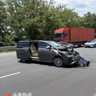 浙江杭州，一家6口花2000多租车出游，为了保险起见还特意买了全额车险，谁料高速