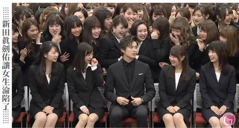 「女生看到帥哥出現的集體反應」
就在新田真劍佑憑藉《航海王》索隆一角走红全球之时