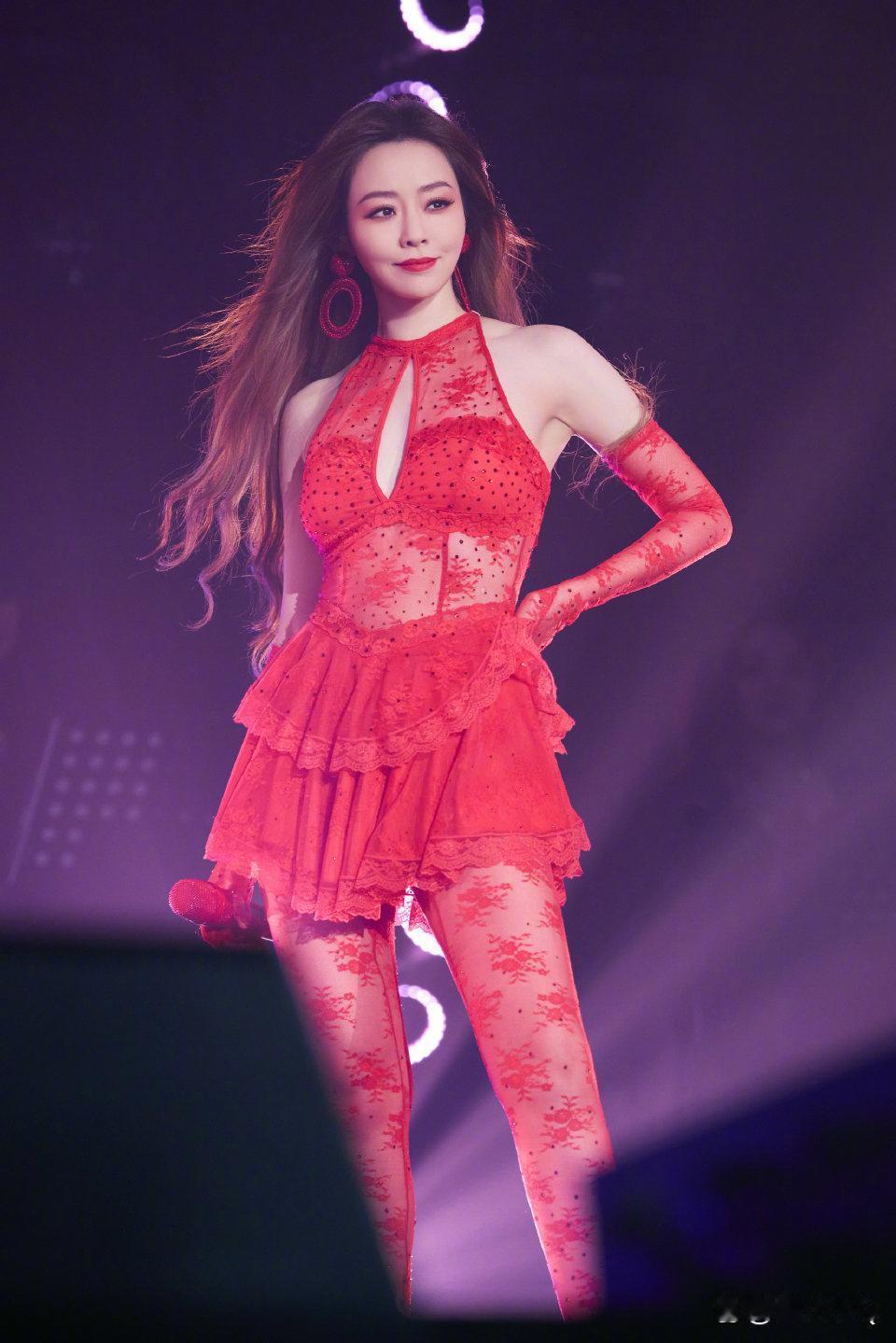 张靓颖穿得这么风情，哪像是开演唱会啊，更像是走维密秀。 