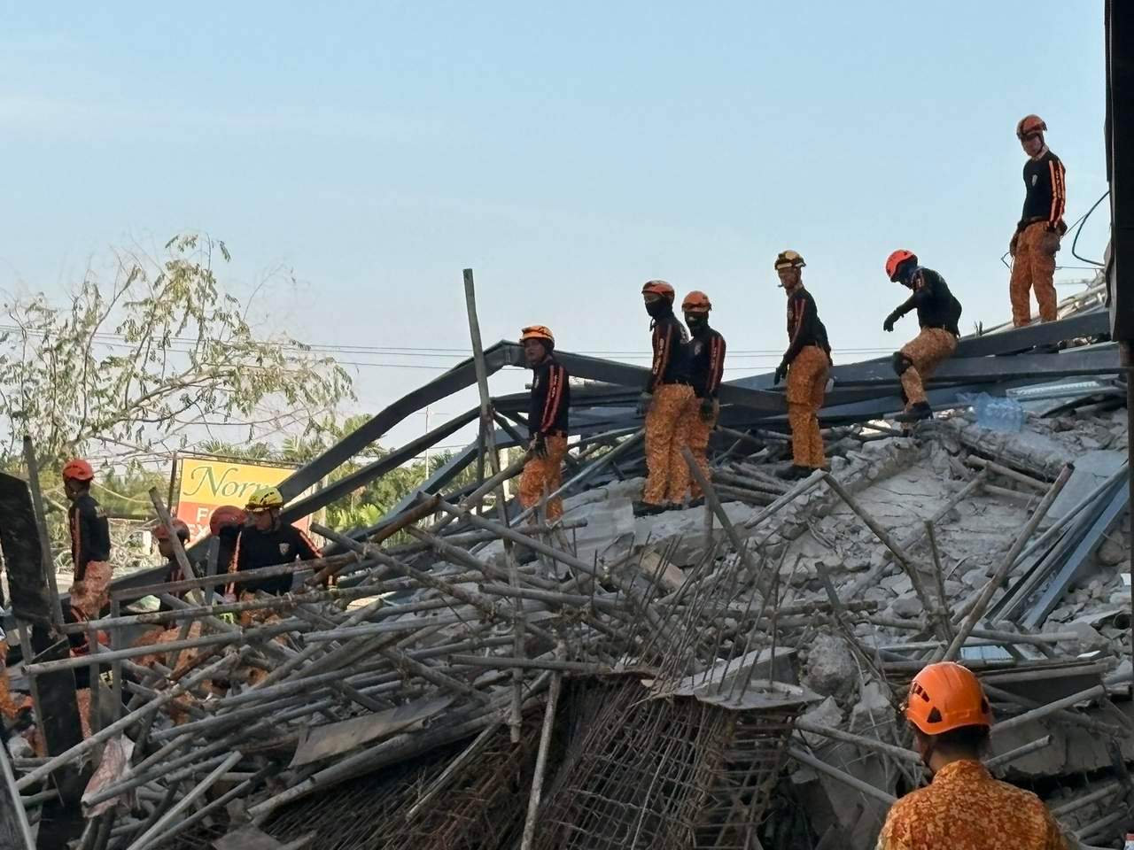 菲律宾楼房坍塌至少30人被困不会吧，是在建酒店呢，怎么就倒塌了？菲消防部门称，截