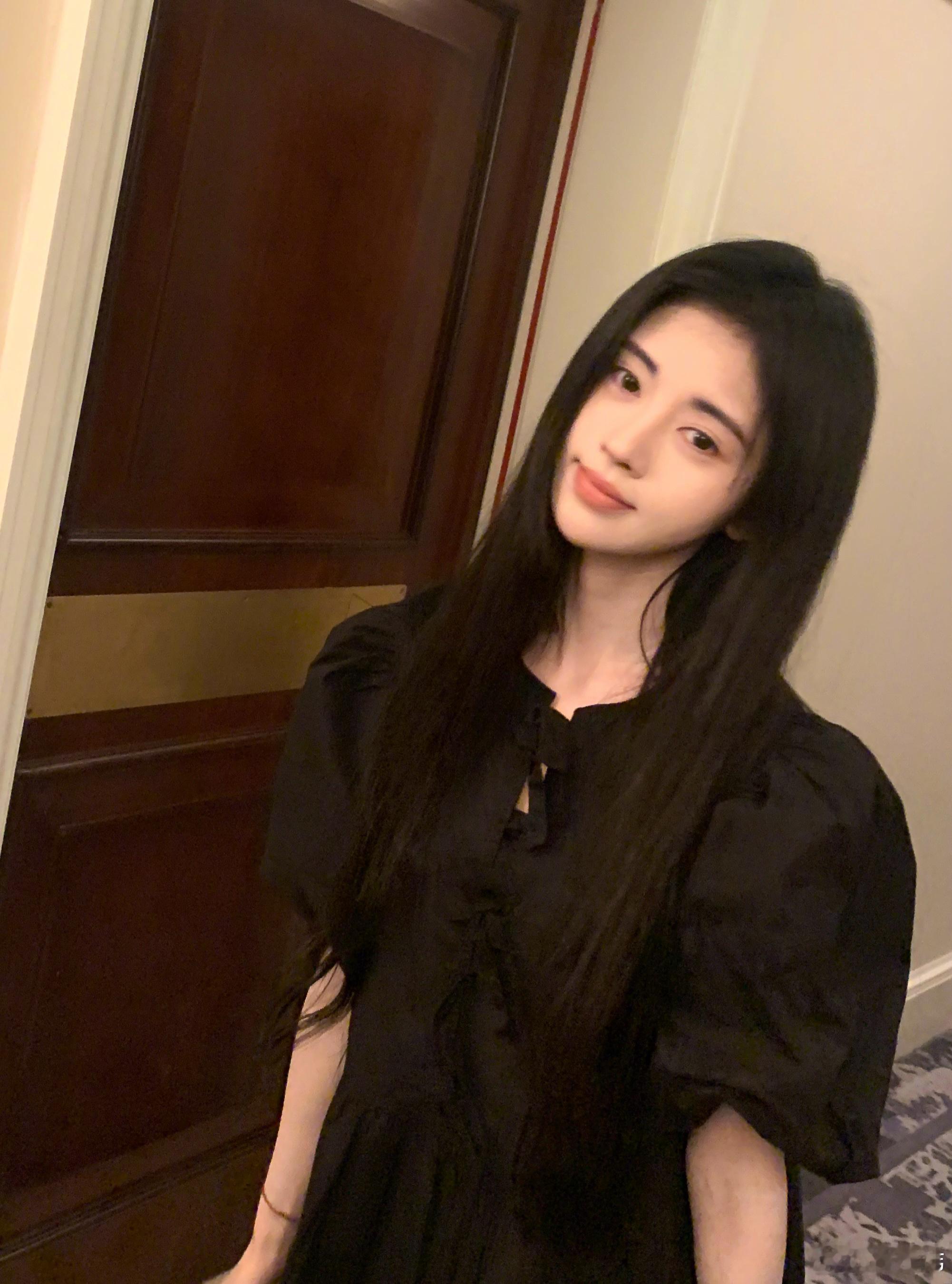 #鞠婧祎鞋子比脸大##鞠婧祎白袜洞洞鞋# 再一次对鞠婧祎的脸有多小有了新的认知，