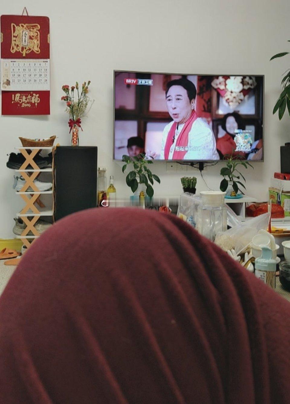 北京台春晚春晚太一板一眼了，初一的春晚真不错我也是现在北京台的，刚开始那趴，好多