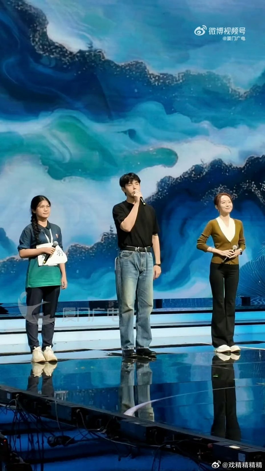 陈飞宇主持金鸡奖开幕式哇都荣升主持人了，厉害了，他还有作品提名吗？[举手] ​​