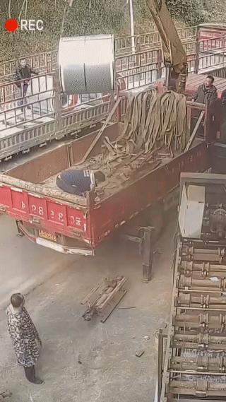 这样卸钢卷？
看起来也太危险了吧！
钢卷在起吊过程中钢丝绳突然断裂！
导致钢卷坠