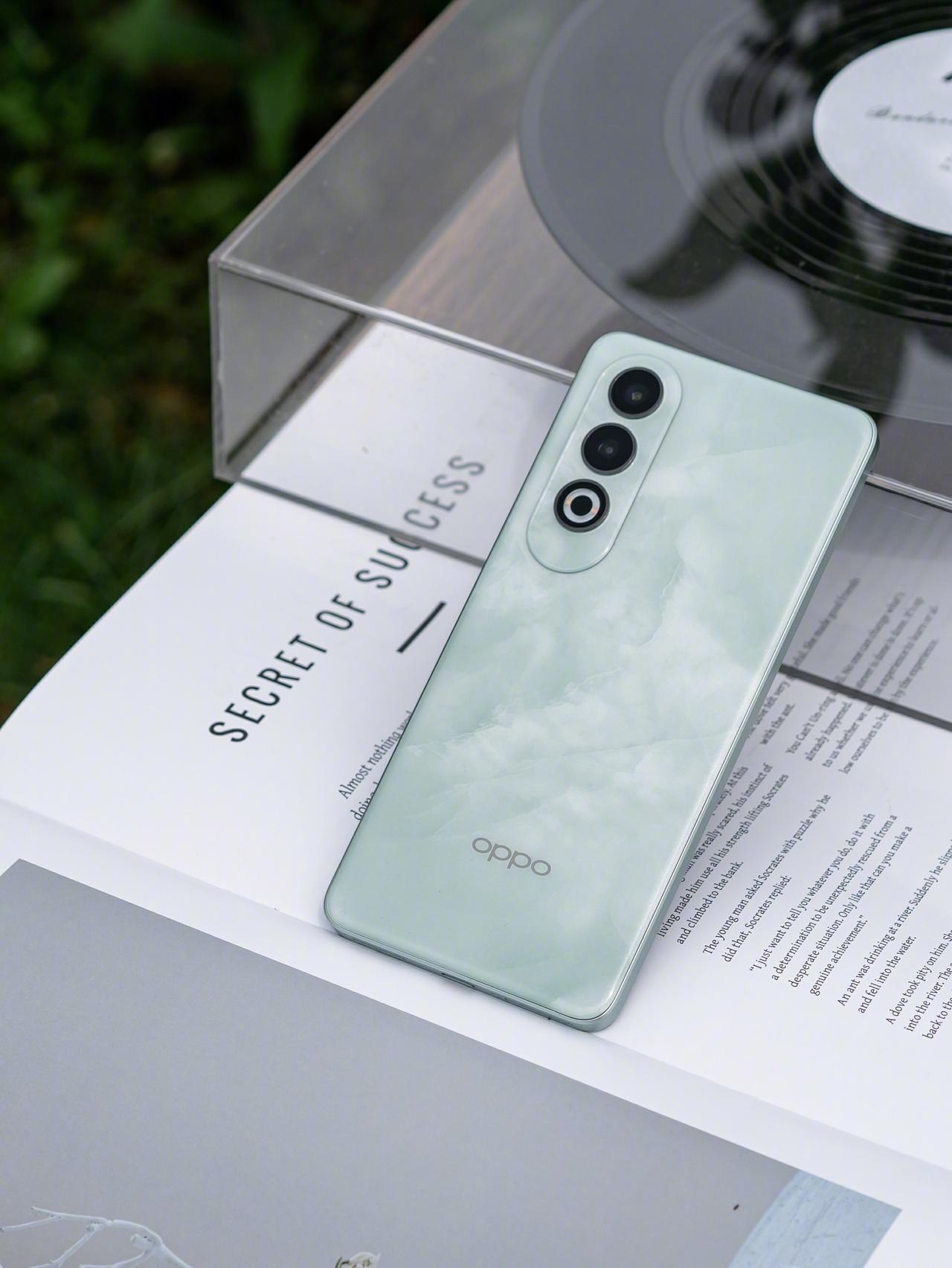 OPPO K12的「青云」版本，有一种岩石的纹理，手感也十分令人安心。我发现很多