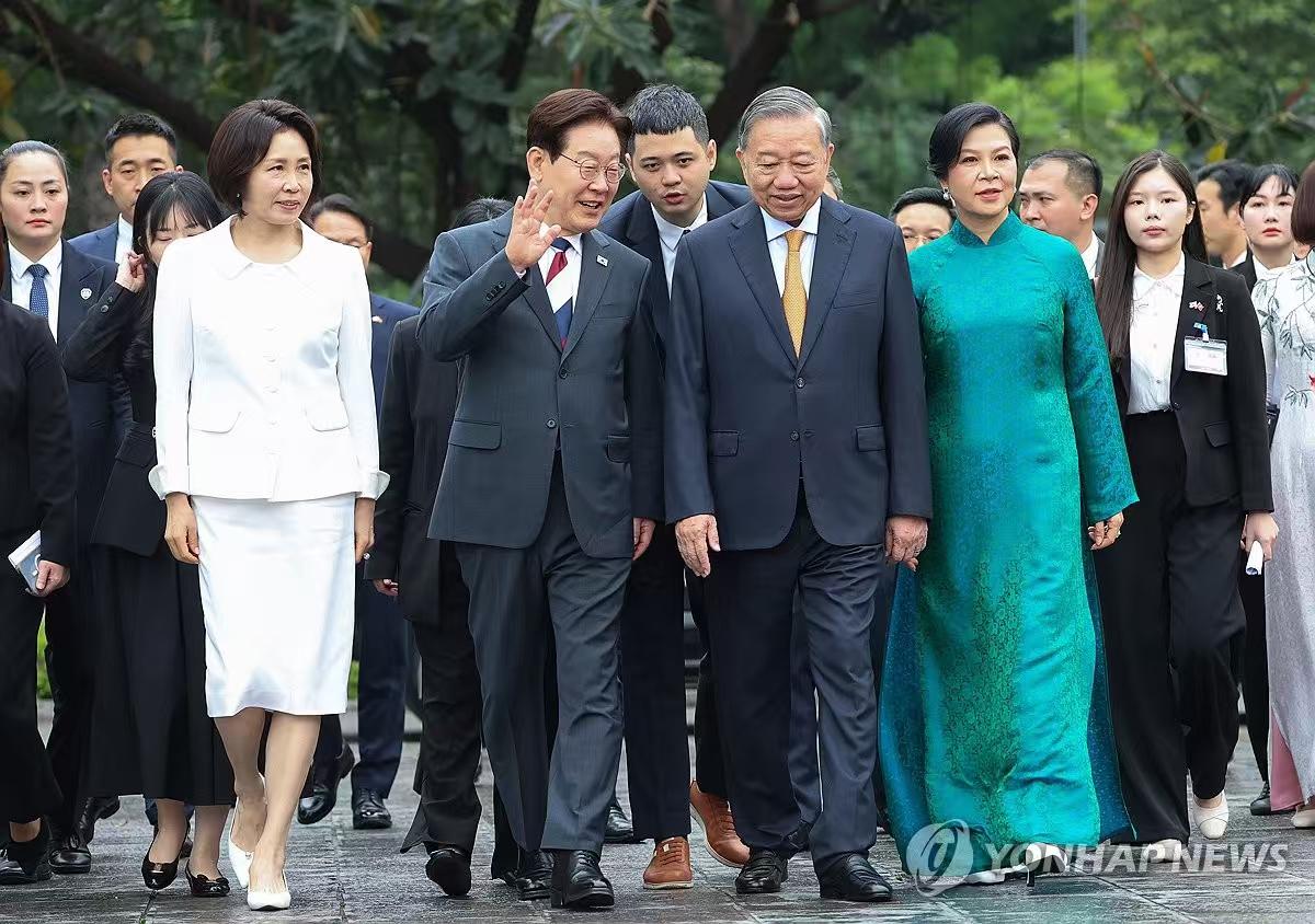 世间悲欢从不相通：李在明夫妇高高兴兴访问越南河内升龙皇城，而尹锡悦庭审被求刑30