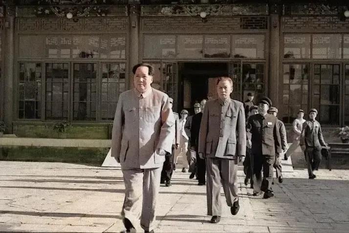 伟人健步走来！