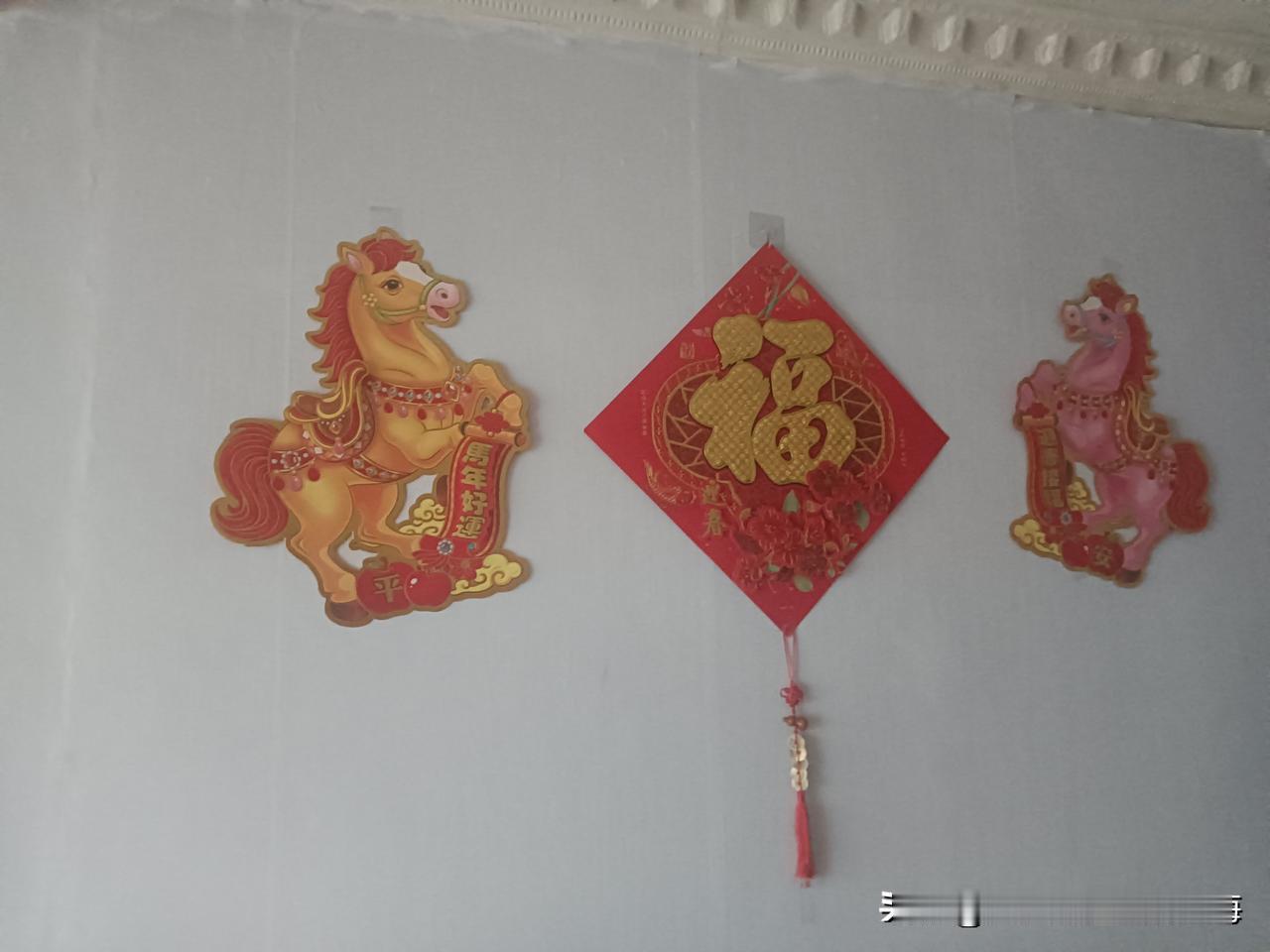 我家的新年打开仪式！炸油饼、炸丸子，备鱼备肉备酒菜，贴鸿福挂春联，忙前忙后的又一