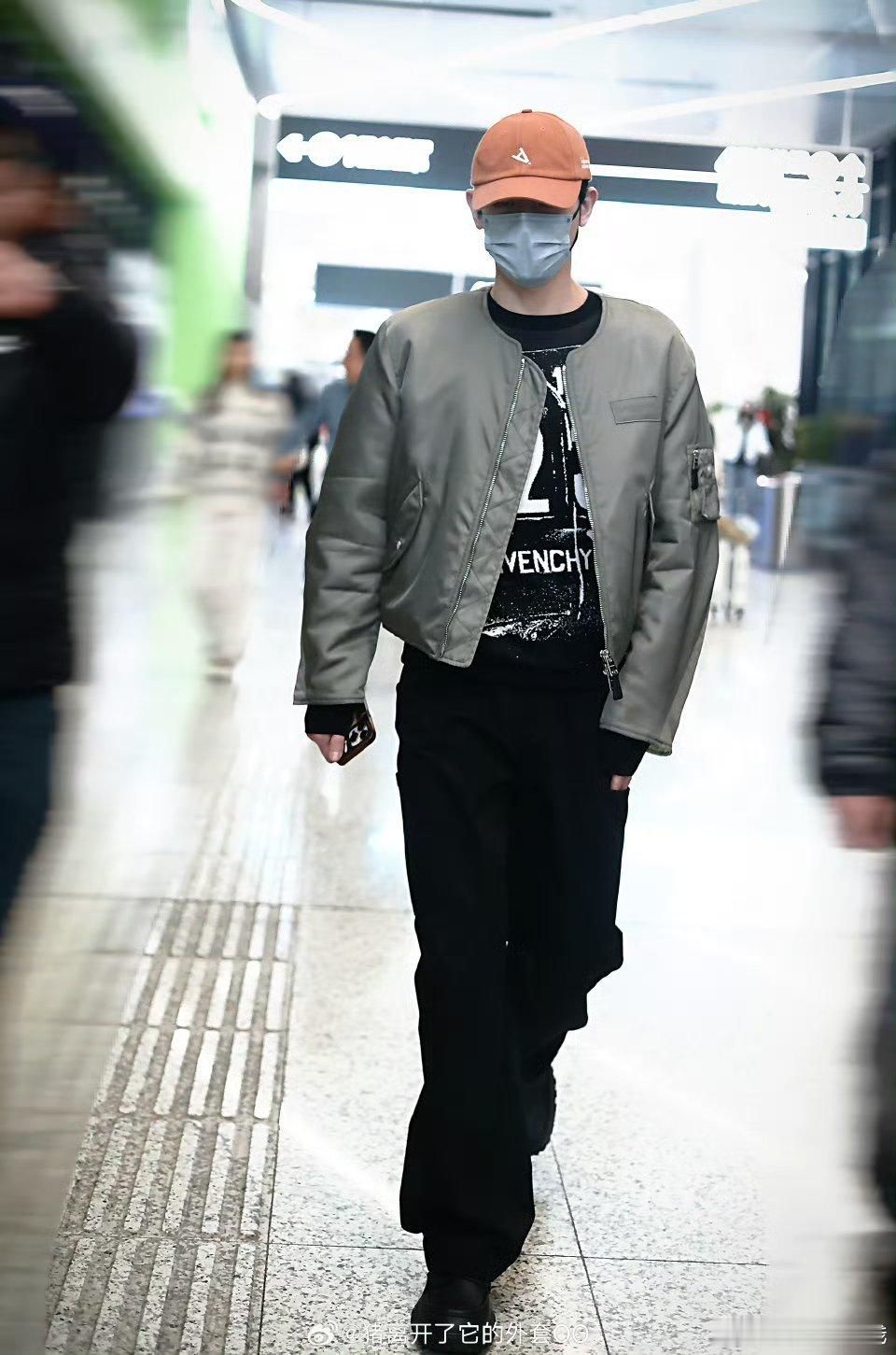 辛云来今日杭州机场到达路透，素颜好帅！