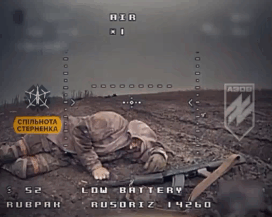 1名俄军士兵躺在地上假装被“去军事化”，结果弄假成真。只怪乌军无人机太较真，几乎