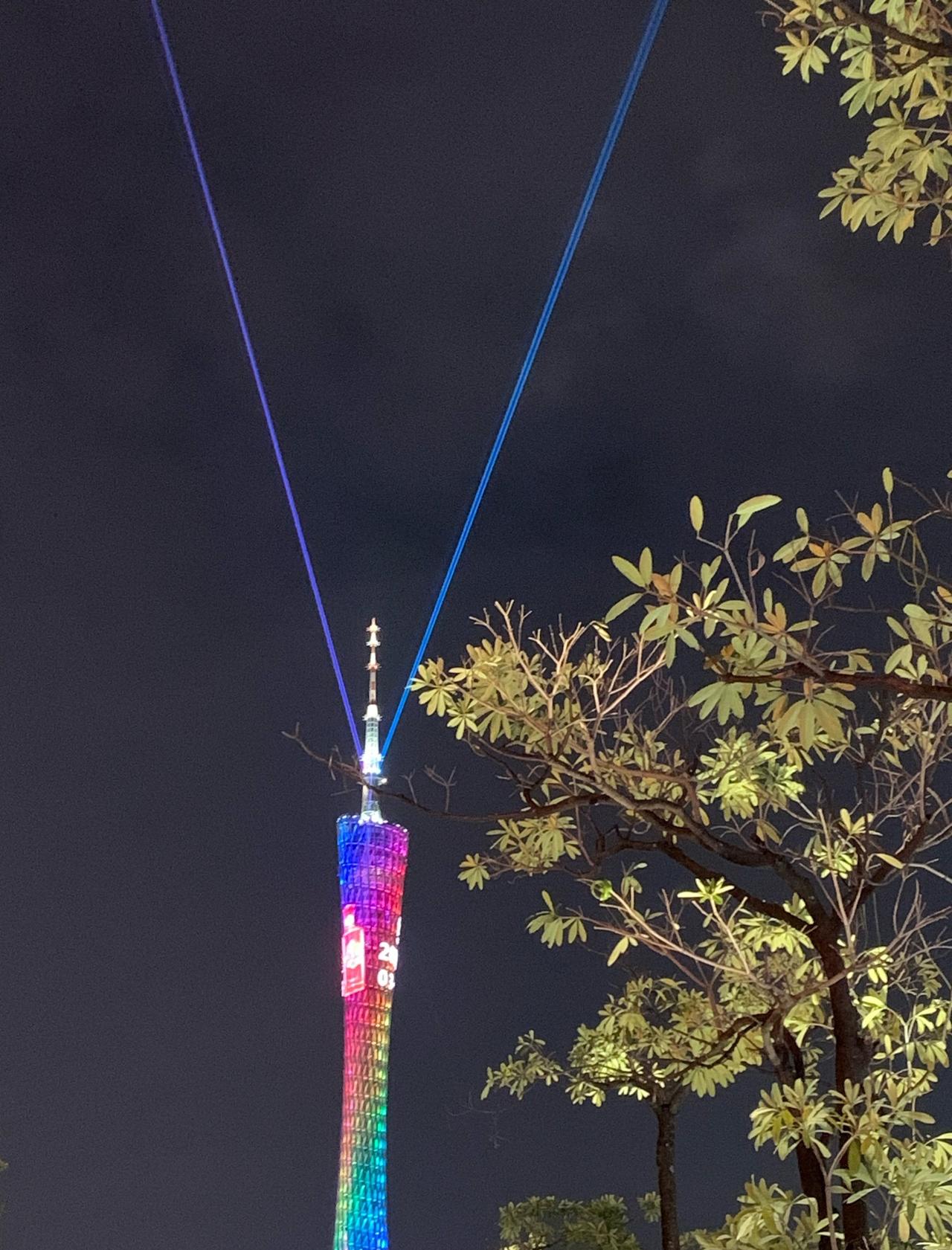 激光打怪兽👾吗？
📍广州 广州塔
没想到有生之年居然看到广州塔颠起来了哈哈[