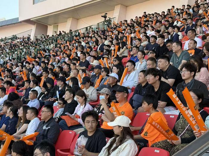 市民相约省体观看齐鲁超赛，助威济南队点燃足球夏夜！5月30日19:00，山东省体