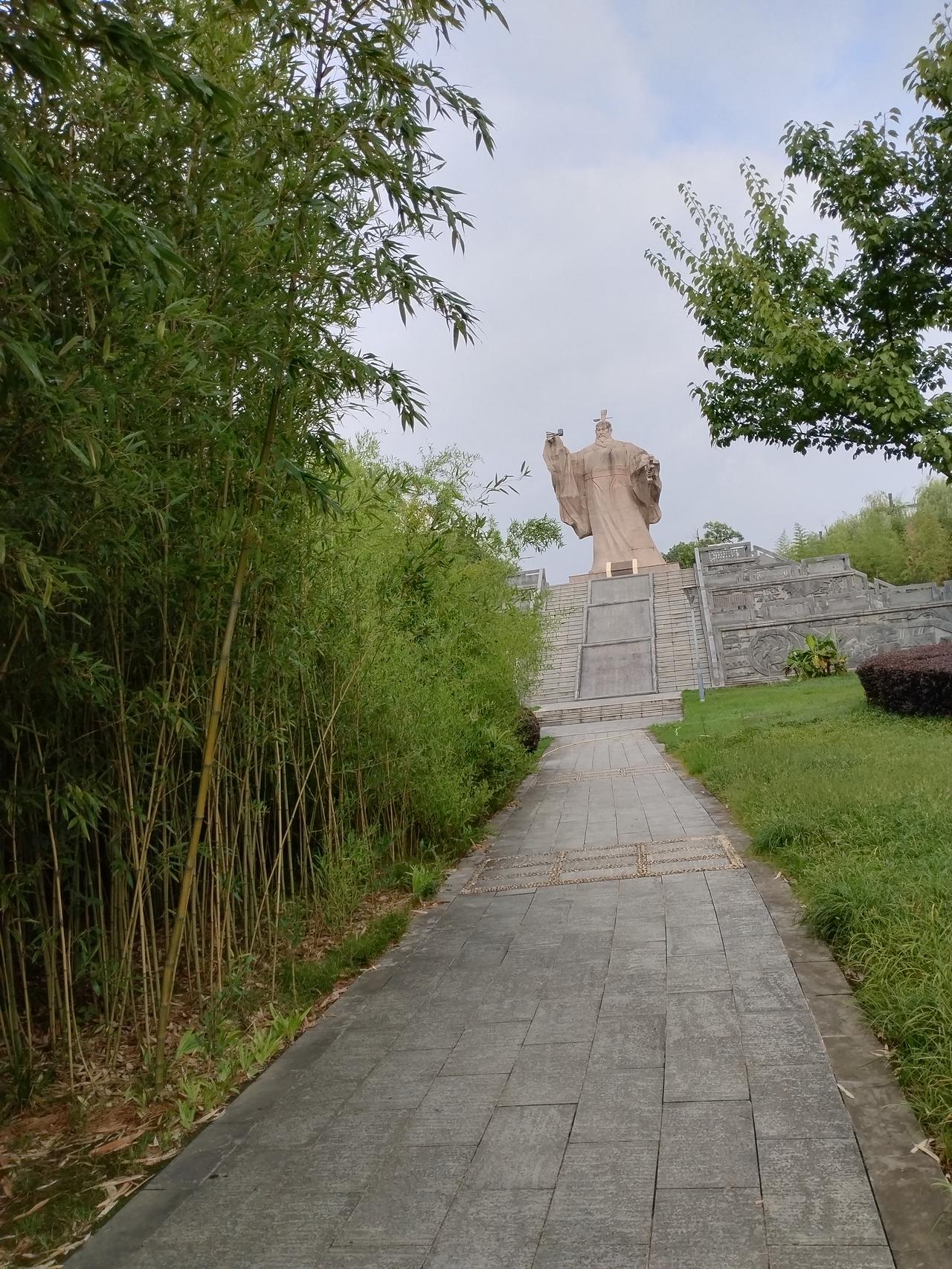 细雨润红花
下联以最经典的春日意象形成工整呼应，“细雨”对“轻风”，一柔一绵的质