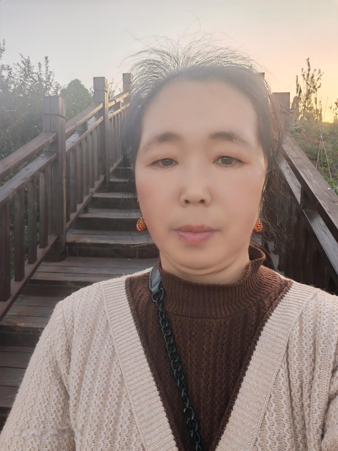 有时候连她自己也不知道到底是谁错了！有时反问自己，善良让自己被人利用值得吗？
人