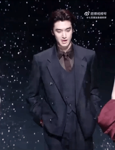 不止4个人撞衫，还有张康乐