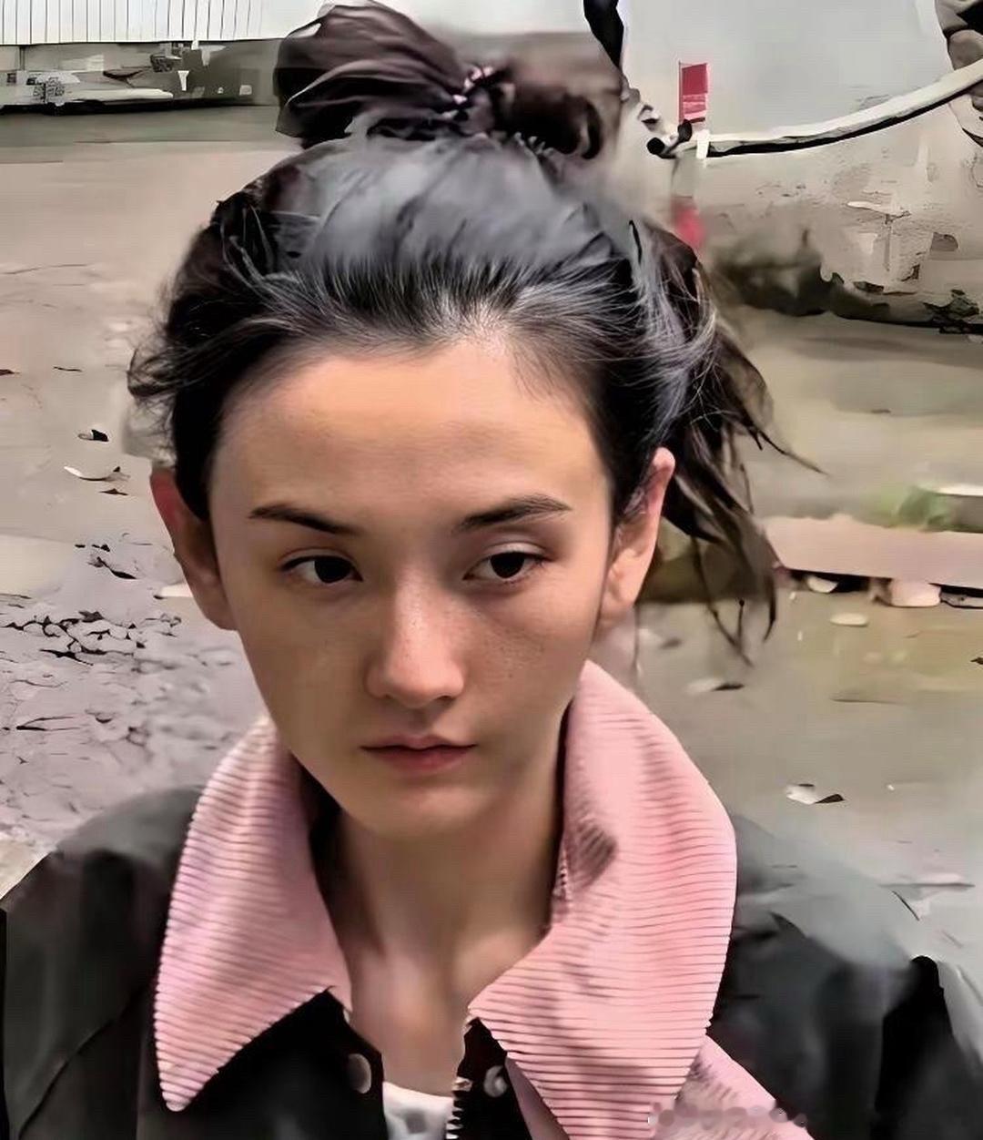 宋祖儿现身横店被路人抓拍，据传已有十个月没沾主食 
