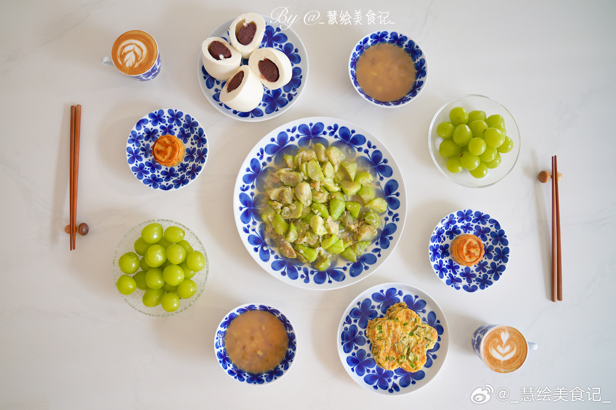 周三早餐[鲜花]蒜蓉丝瓜、秋葵蛋饼、红豆包、杂粮粥、五仁月饼、拿铁咖啡、葡萄~离