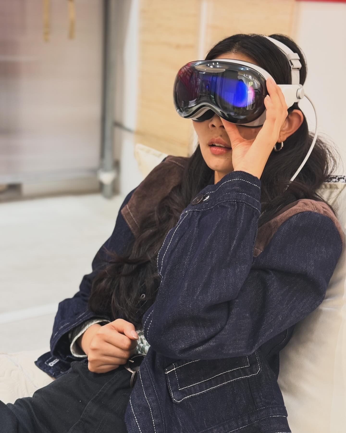 前天带妹子体验了下 Vision Pro，好看吗 [笑而不语] ​​​