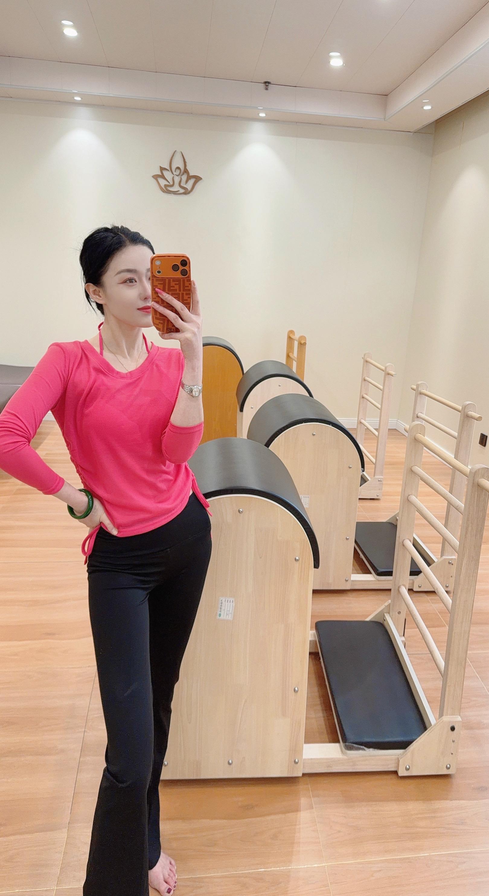 气质在肩，年龄在背，愿你做一个精致的女子，余生不长，要么灵魂有趣，要么...