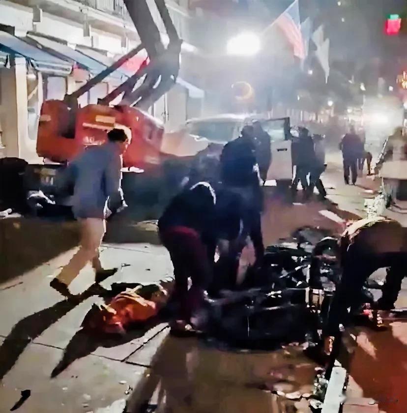突发消息！美国新奥尔良市嫌疑人驾车冲撞人群事件伤者人数已经攀升至35人，此外，死
