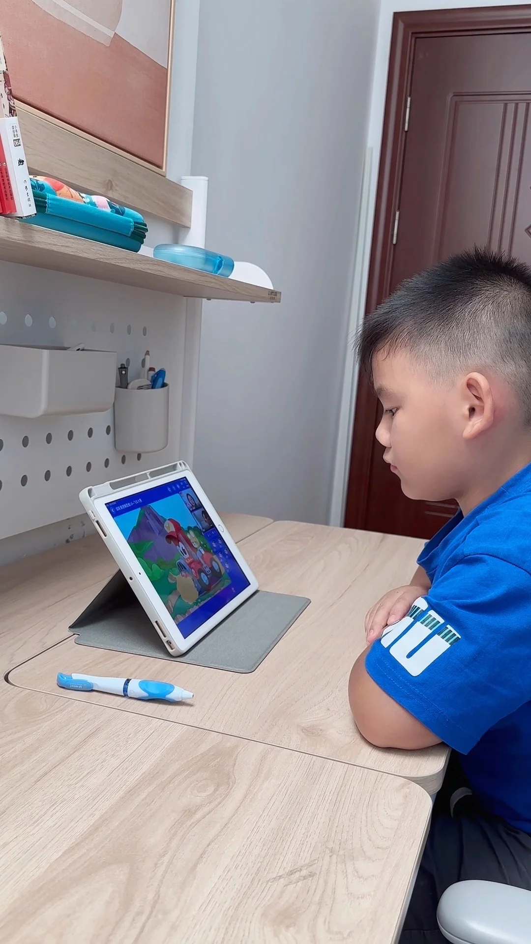 认真学习的哥哥真帅气！