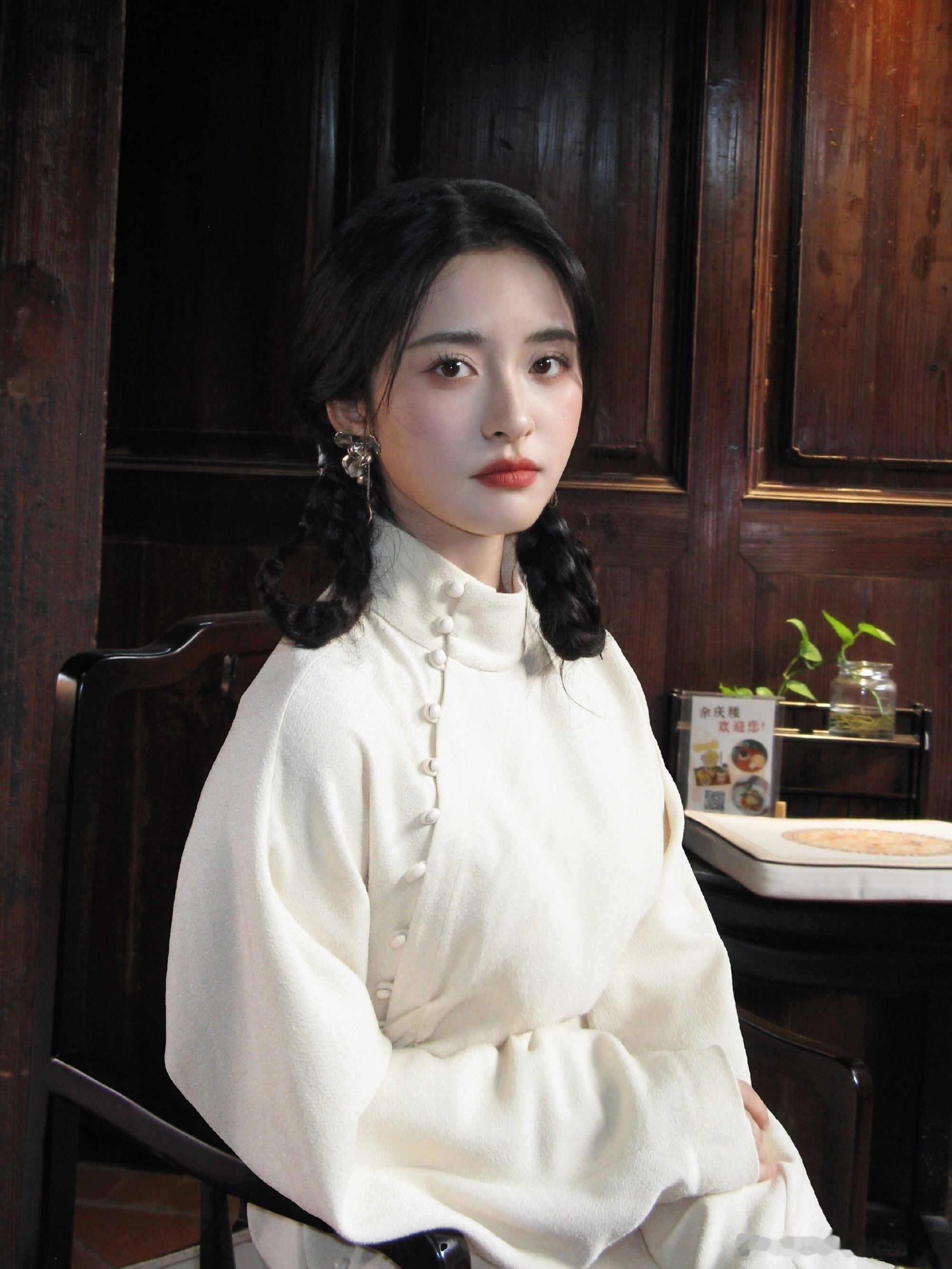 沈月现在的风格，特别适合她，怪出圈的！美我一跳又一跳！沈月｜壁纸｜沈月