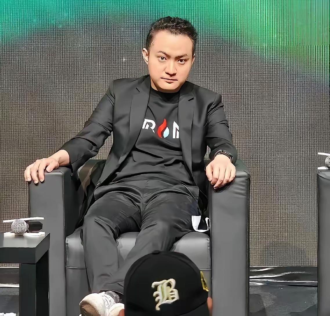 孙割割翻车的速度比火箭还快，如今已然成了过街老鼠。他的第一任女友马佳佳也勇敢地站
