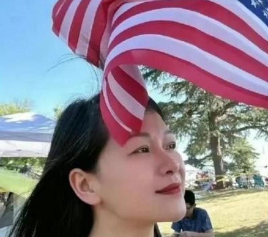 中国知名美女作家曾经坐拥千万流量、年入七位数，却称在国内压抑不自由，让她活不下去