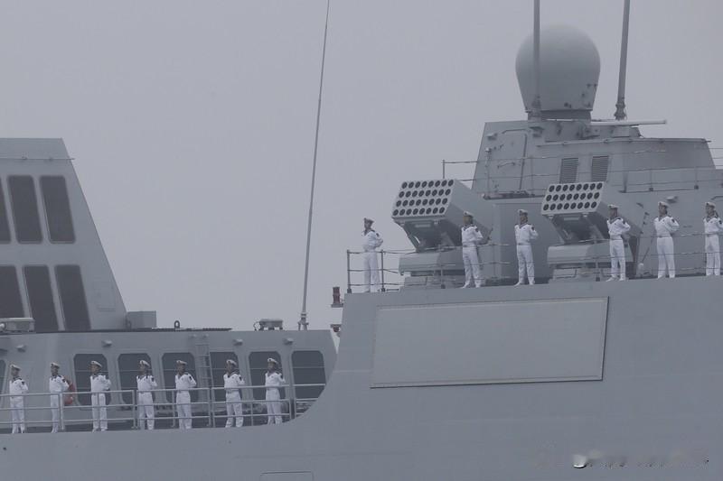 四艘“万吨大驱”震撼同框 2026 年刚开始，黄海就上演了一场超震撼的场面——南