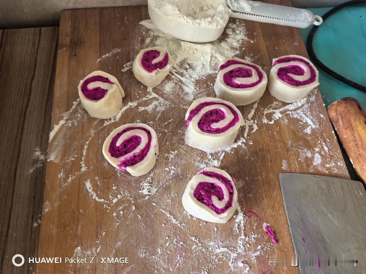 生的时候是左图，煮熟了就变成右图。想问大家怎么让紫薯不变色。谢谢