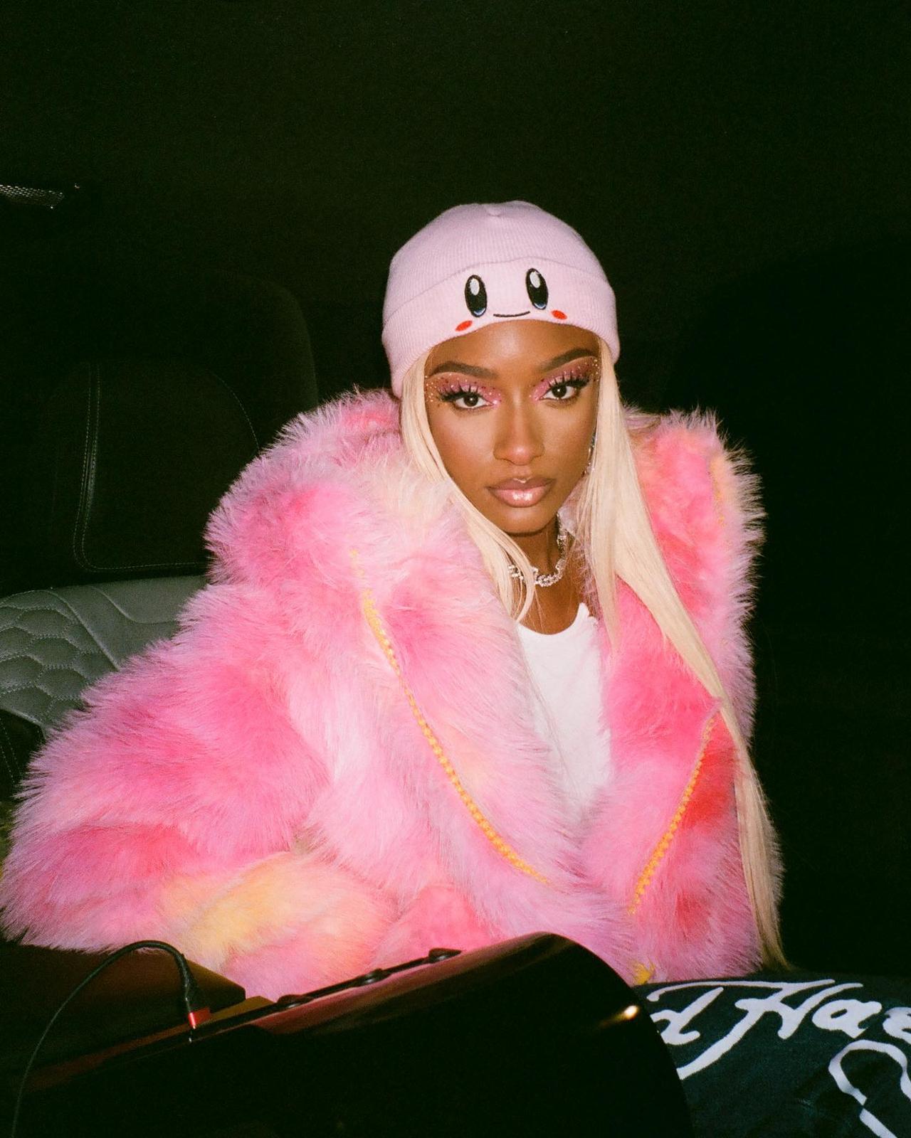 Ayra Starr 是一位出生于贝宁的尼日利亚歌手。16 岁时，她在 Quov