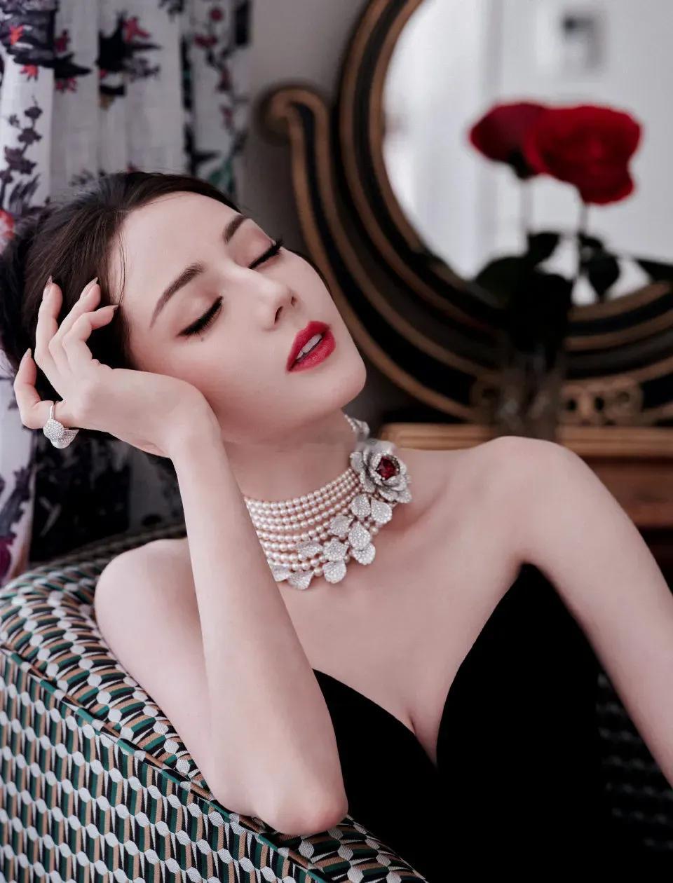 迪丽热巴终于回到自己的舒适圈了，放弃可爱风，高盘发搭配黑色礼服，赫本风才是最适合