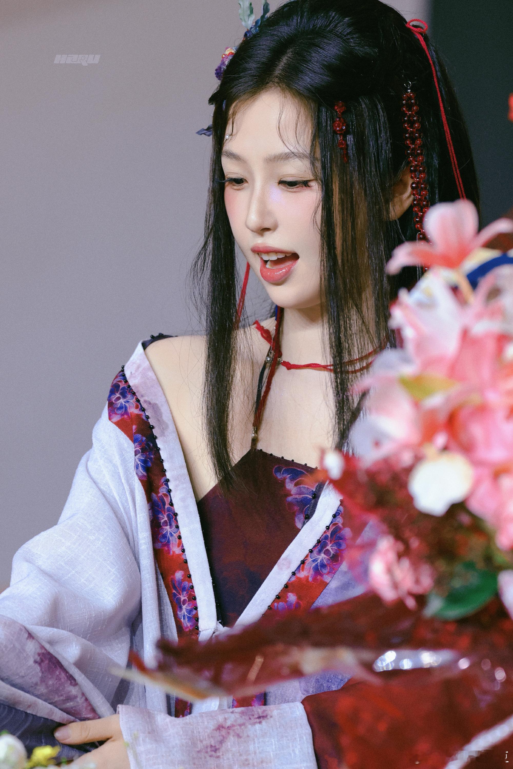 白鹿演蚌精vs虞书欣演蚌精 已知前者《长月烬明》已经是大爆剧了，后者《念相思》还