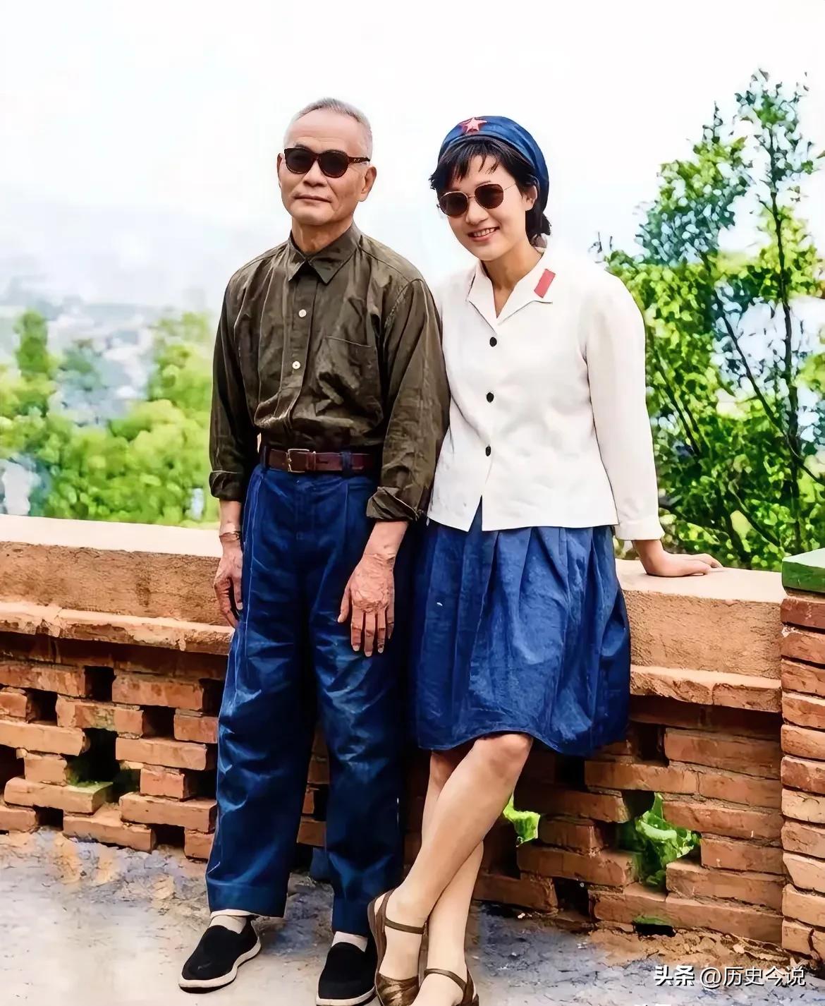 这张珍贵老照片，定格在1978年的盛夏。时任海军第二政治委员的杜义德，专程前往女