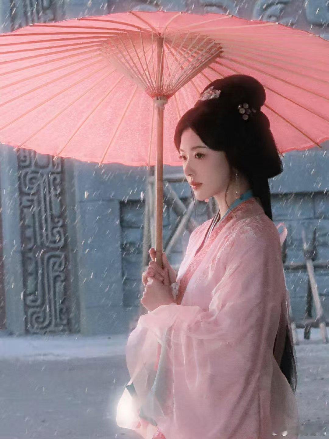 孔雪儿周洁琼啥剧本都能演 朋友请吃饭孔雪儿从念台词时的呆萌，到演县太爷的威严，这