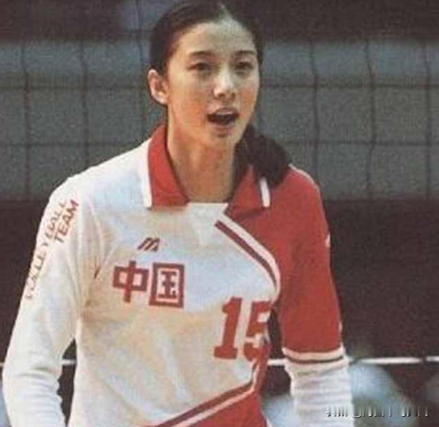 她是1968年出生，今年58岁，被称为“最美副攻”，首任丈夫是知名排球名将汪嘉伟