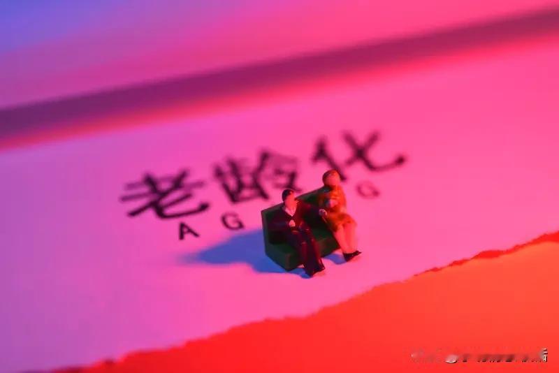 这画面太暖了！最近一段“女婿坐老丈人腿上告状”的视频火了。视频里，女婿受了媳妇气