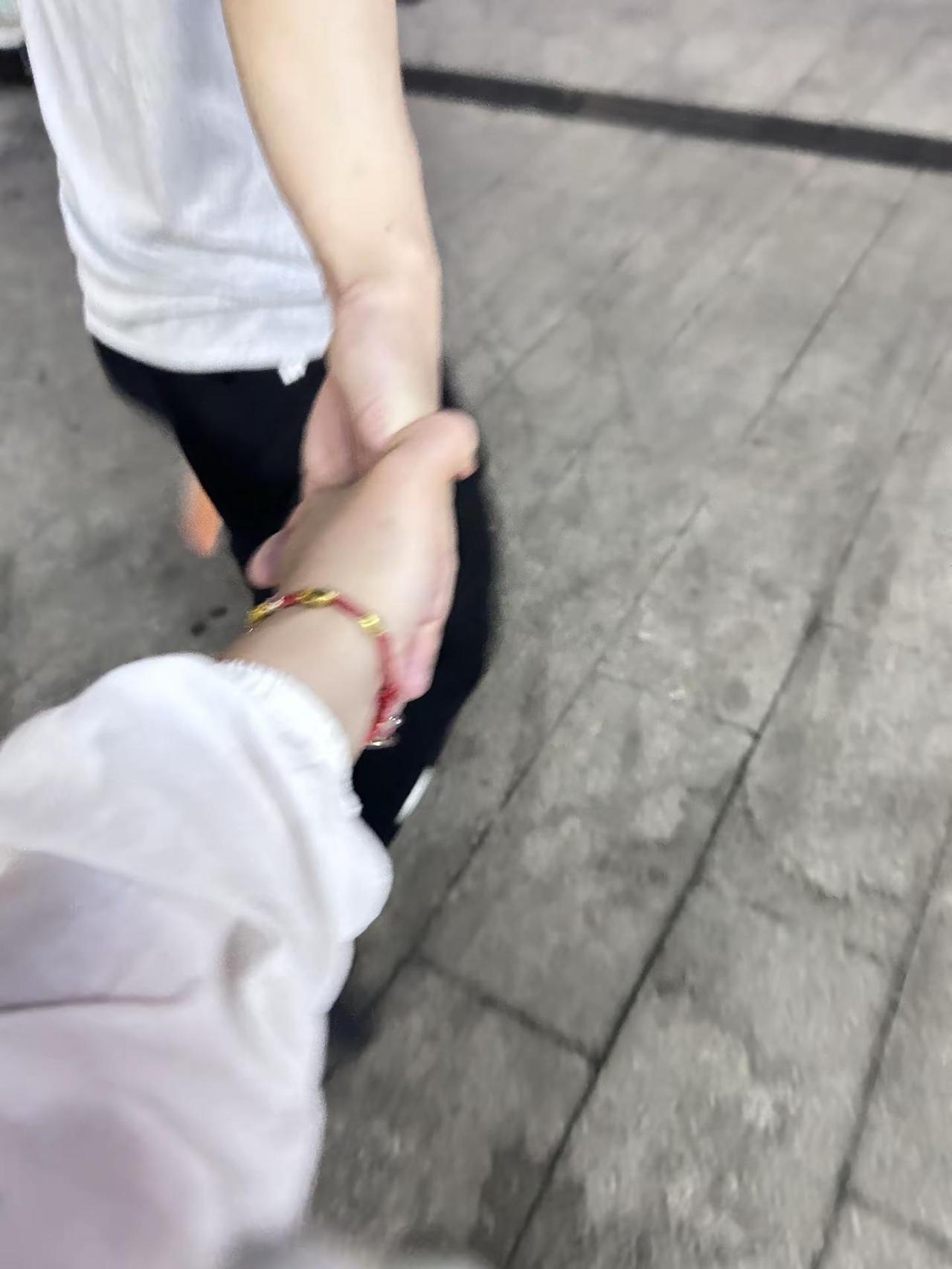 被这一段话共情了：我们到了一定的年纪，才会发现，人生其实有很多东西是，可有可无，