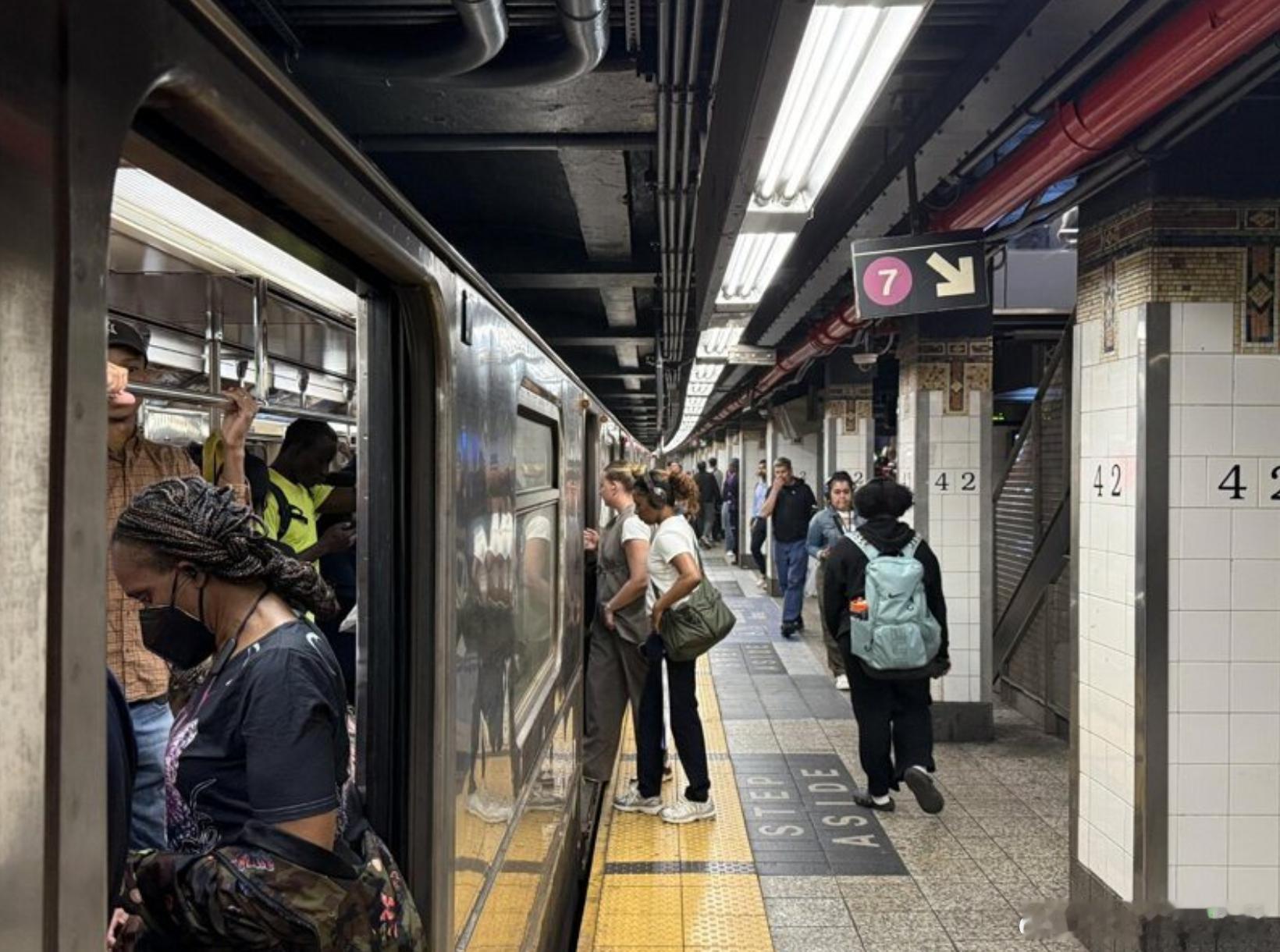 纽约曼哈顿大中央车站发生持刀袭击：3人受伤 嫌犯被警方击毙海外新鲜事 美国纽约市