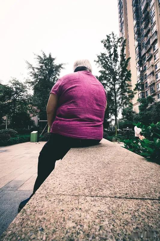 别骂“全职儿女”了，他们算的账你可能看不懂

热搜上有个词：全职儿女。

说的是