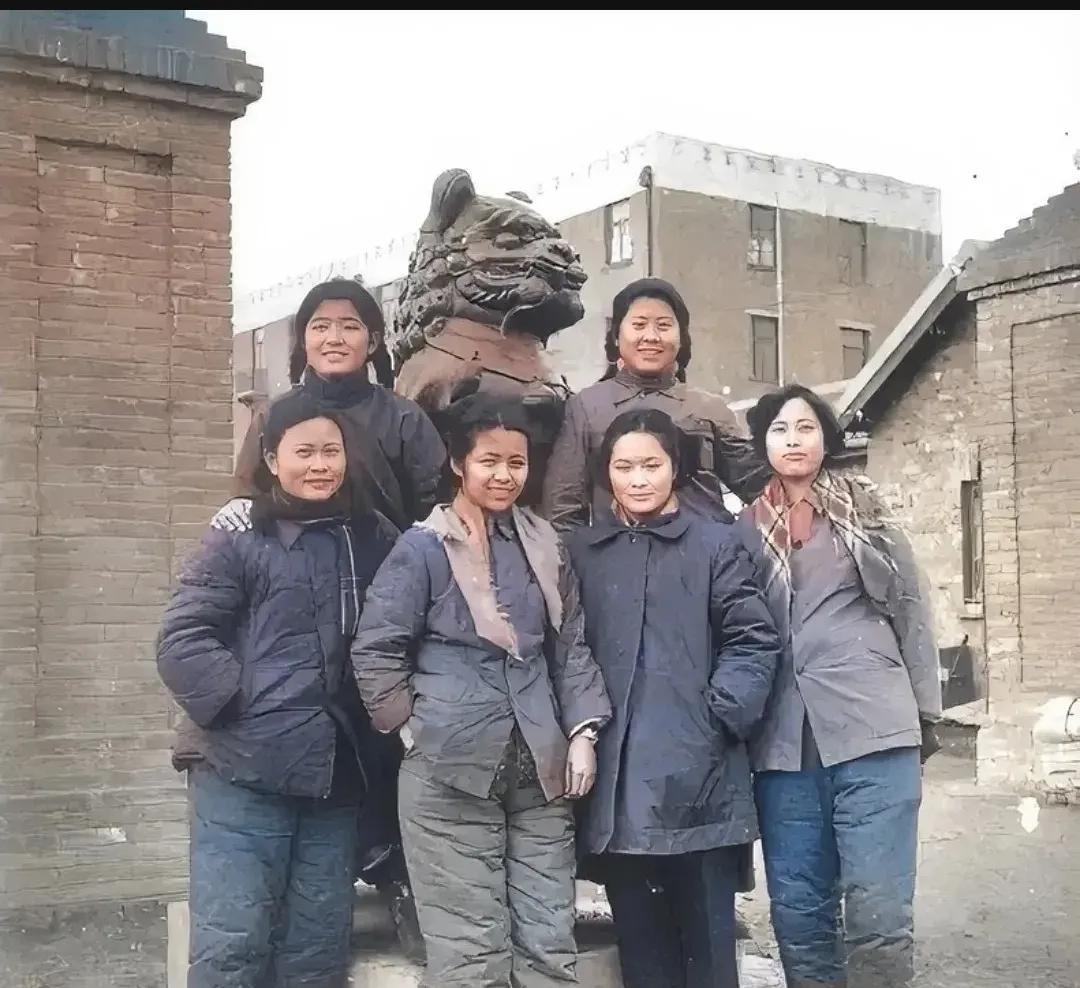 1954年，北师大宿舍楼前，几名女孩站在“铁狮子”前，留下了这一张罕见的照片，这