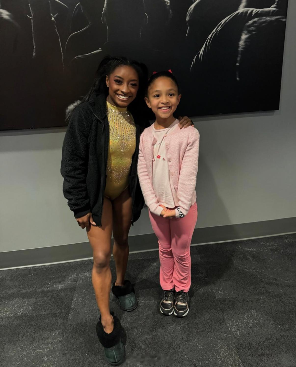请根据Simone Biles拜尔斯的身高，推测出小威女儿奥林匹亚的身高____