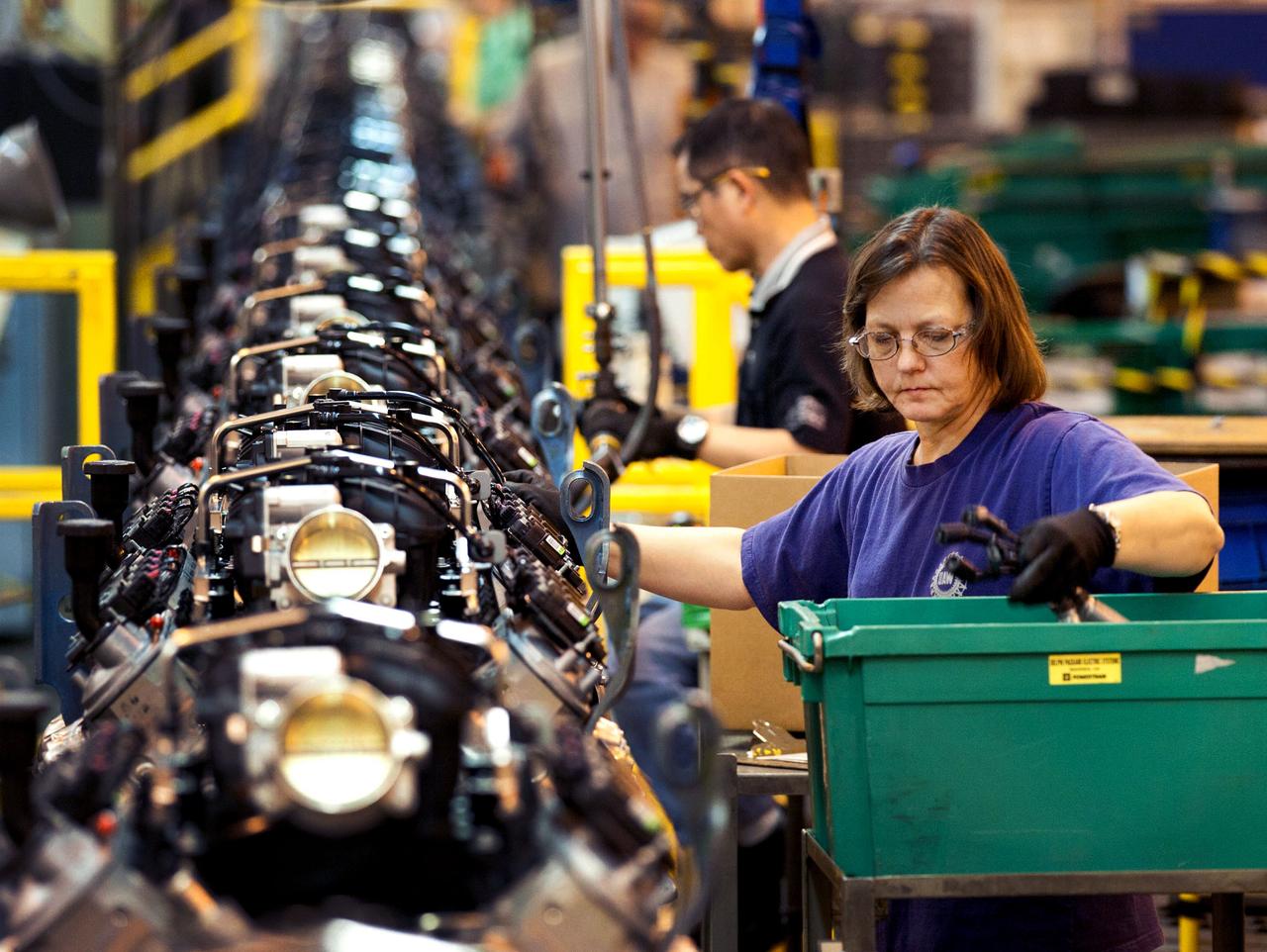 去年4月2号，特朗普可高调了，直接推出了所谓的“解放日”计划，一句话就把美国的关