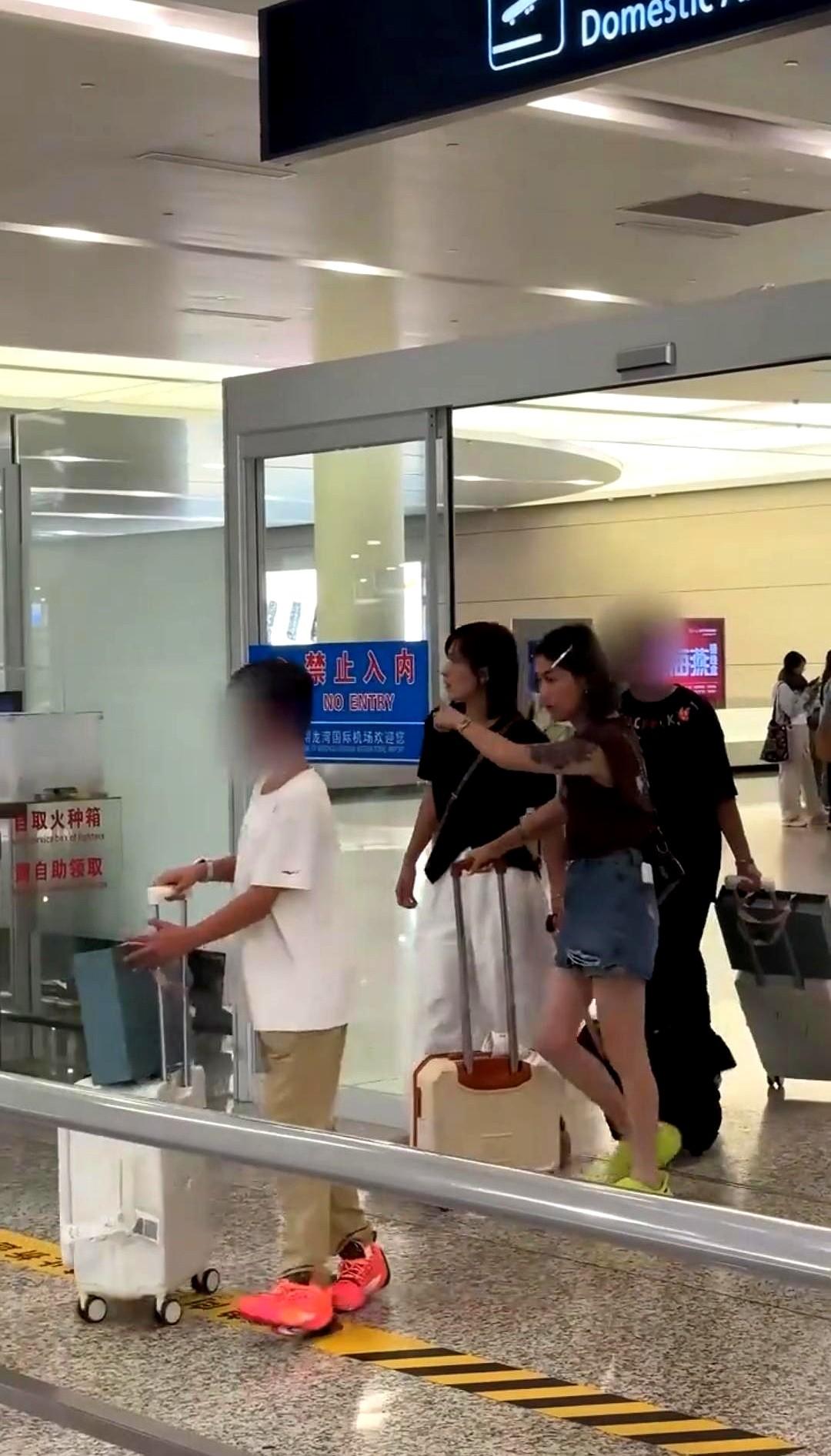哈妈接到外孙一人还准备了一个红包，二哈和大哈一人也准备了一个大红包。

要说这哈