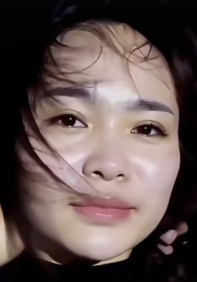 据说她是东南亚的大嫂，
眉眼间全是笑意，
双眸中勇往直前。
这就是爱情的样子吧！