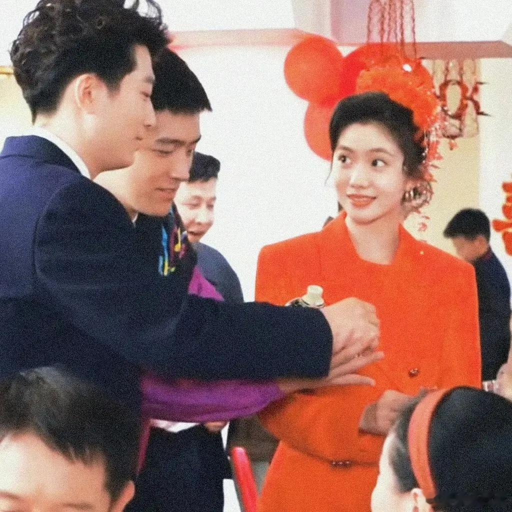 记得之前看过路透，刘浩存和窦骁婚车还是加长林肯呢，还有白色婚纱 